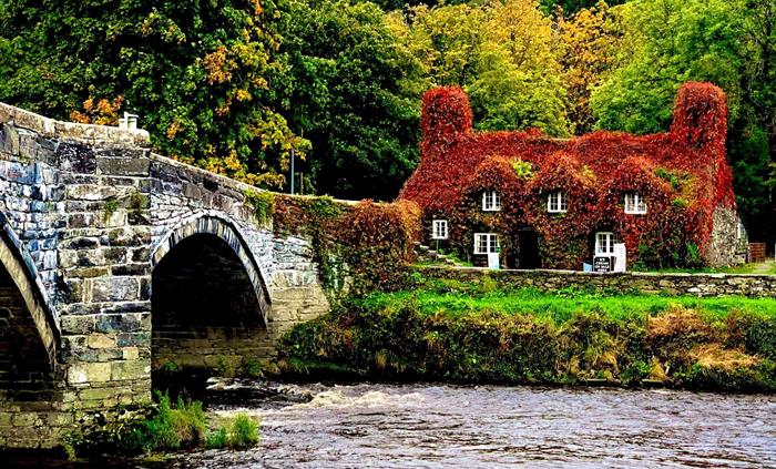 Autumnal Exterior of Tu Hwnt i'r Bont